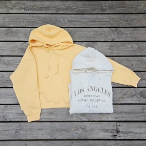 Hoodies - Två as snygga hoodies i storlek XS/ S). En ljusgul enfärgad och en vit hoodie med tryck. Båda är helt nya och oanvända, enkla att styla med jeans, tights eller kjol. Supermjuka och sköna, material som passar alla årstider!