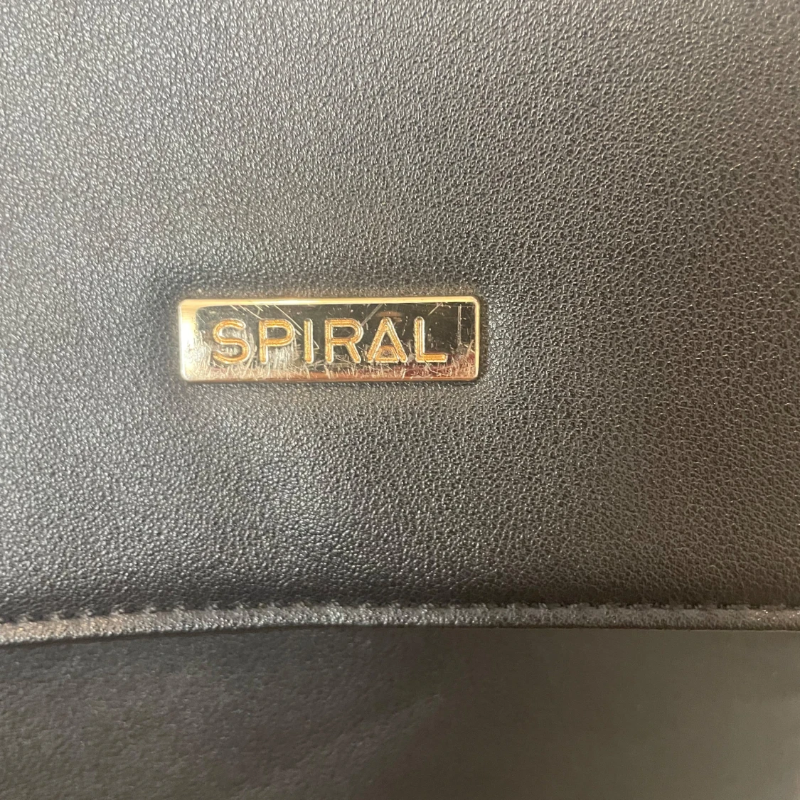 Svart ryggsäck i skinn från Spiral - 1