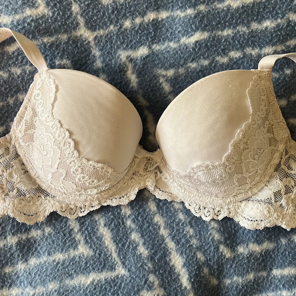 Vitt spets-bh med rosett