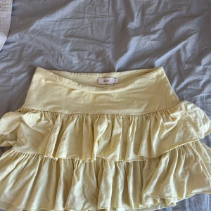 Nelly gul kjol  - Köpt för 2 månader sedan ungefär , pris kan diskuteras och skriv innan ni köper , finns något rött på kjolen och jag vet inte om det går bort i tvätten tvättar innan jag fraktar.