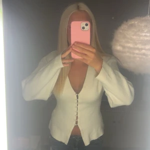 Vit v-ringad blus med knappar - Supersnygg vit cardigan. Från Gina nu slutsåld. Använd fåtal gånger och är i superbra skick. Storlek s❤️