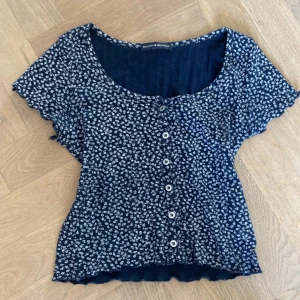 Blommig blus - En söt blå blus från Brandy Melville, storleken är one size💕