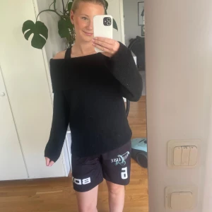 Svart offshoulder stickad tröja H&M - Svart stickad tröja från H&M i storlek S. Snygg offshoulder-modell. 