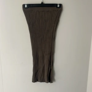 Mörkgrön ribbad långkjol - En mörkgrön ribbad kjol från Gina tricot med liten slits i bra skick. Storlek xs