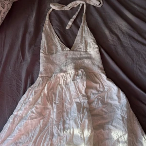 Vit omlottklänning från Zara XS - Populär äldre modell från Zara!