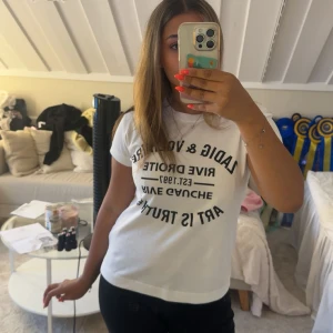 Vit t-shirt med svart tryck - Vit Zadig T-shirt. Den är oanvänd och endast testad. Självklart äkta. Storlek S💕
