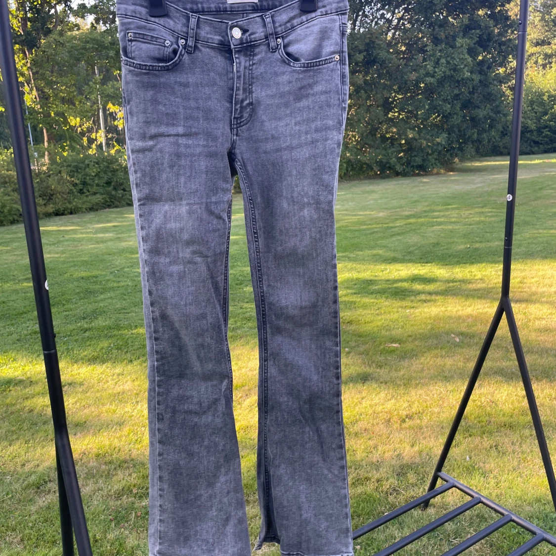 Grå bootcut jeans från Gina Tricot