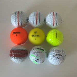 Golfbollar - Bilderna visar ett urval av färgglada golfbollar från olika märken som Callaway, TaylorMade, Srixon och Wilson. Perfekt för dig som vill sticka ut på golfbanan och testa olika bollar. Passar både nybörjare och erfarna golfare som vill ha variation i spelet.