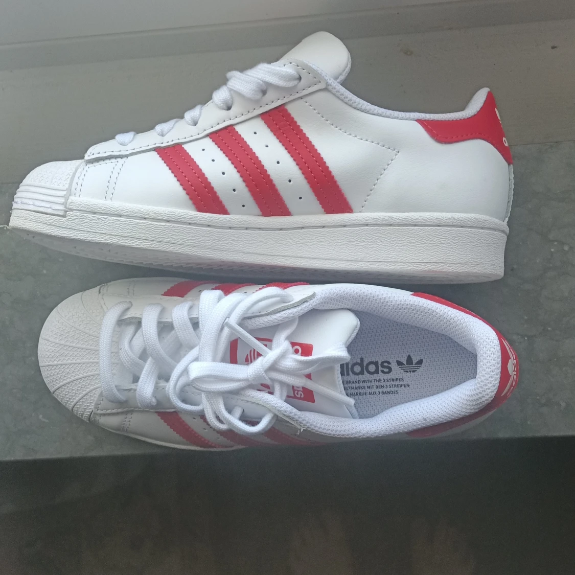 Adidas Superstar vit/röd sneakers
