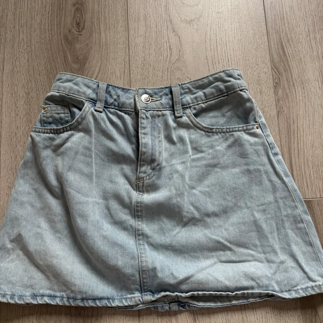 Ljusblå jeanskjol från Divided