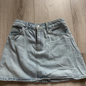 Ljusblå jeanskjol från Divided - Säljer en ljusblå jeanskjol från hm, i storlek 34. Säljer pågrund av att den är för liten. Bra skick. 