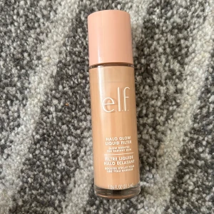 e.l.f. Halo Glow  - Elf halo glow I färgen Fair/1. Har använts ett fåtal gånger, nästan helt oanvänd. Men märkte snabbt att färgen inte passa mig💕pris kan diskuteras 
