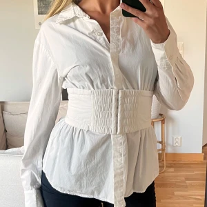 Skjorta med korsett - Mycket tjusig, från H&M i storlek S. Jag fraktar gärna - köparen står för frakten, annars hämtas skjortan upp i Tyresö/Globen 💞