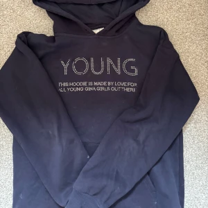 Marin blå hoodie från Gina - Marinblå hoodie från Gina Tricot med tryck på framsidan,några diamanter har ramlat av. Säljer för ja inte använder den längre 🩷