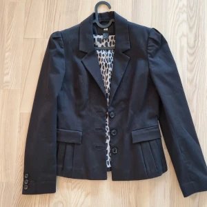 Peplum Blazer  - Sparsamt använt svart peplum blazer från H&M.