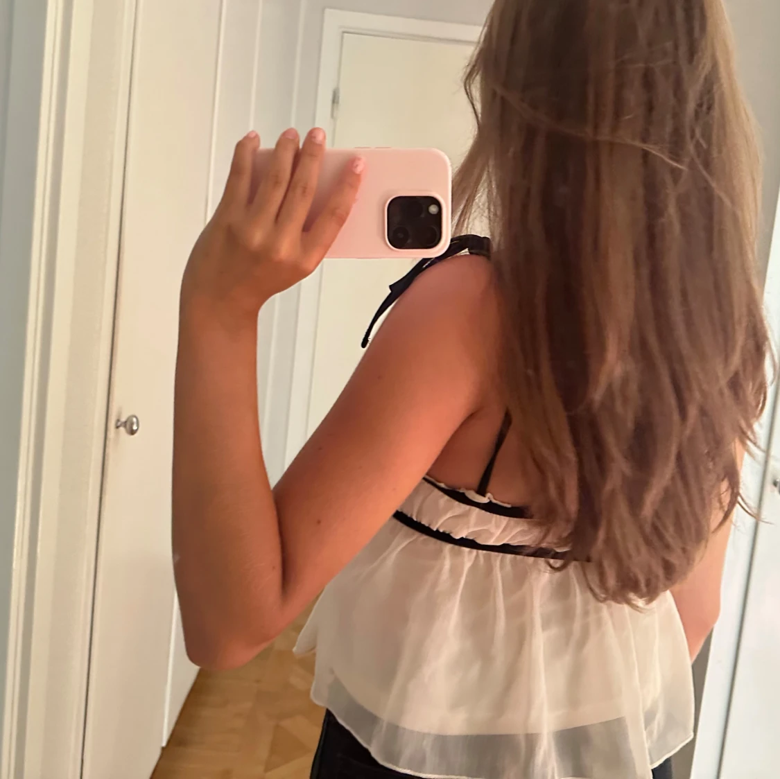 Söt volangig linnetopp med svarta band - 2