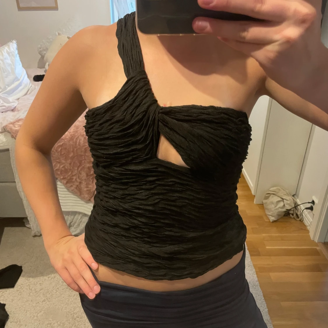 Svart oneshoulder topp med twist💕