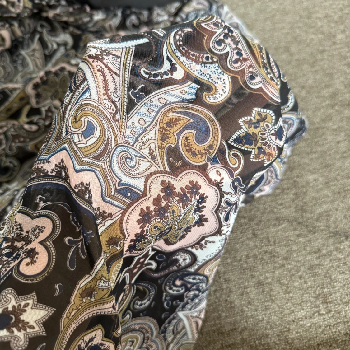 Svart paisleymönstrad jumpsuit  - 2