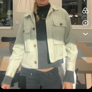 Jeansjacka - Ljusgrön jeansjacka köpt från Sellpy men aldrig använt, inga tecken på användning heller