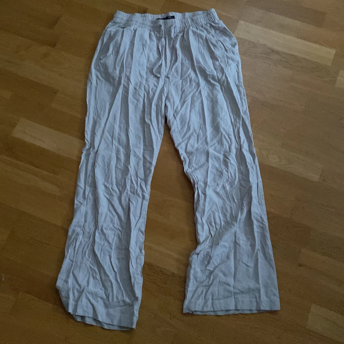 Beiga linnebyxor med snörning lager 157