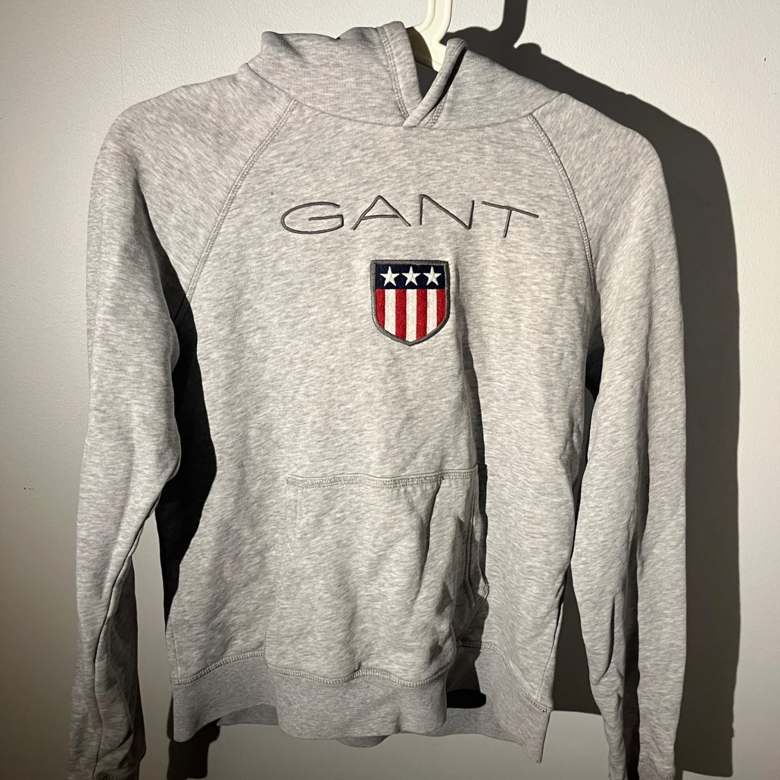 Grå hoodie från GANT