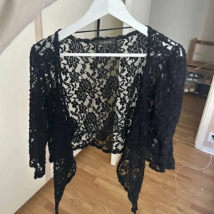 Spets kofta/bolero - Superfin kofta/bolero med ett blommigt mönster i spets! Det står storlek L vilket jag skulle säga är ganska missvisande då den passar flera storlekar. Den är från Alice Bizous.