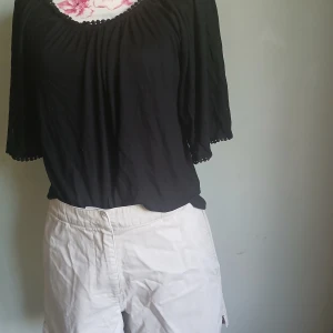 Klassiska beiga Marks & Spencer-shorts – stl 40 - OBS Endast shortsen  Snygga och tidlösa shorts från Marks & Spencer i en neutral beige ton som passar till allt. Perfekta för både vardag och semester!  ✅ Storlek 40 ✅ Färg: Beige ✅ Material: Bomull (bekväma och andningsbara) ✅ Detaljer: Knapp på bakfickan, små slitsar i sidorna för extra rörelsefrihet ✅ Skick: Mycket fint begagnat skick – redo att användas direkt! 