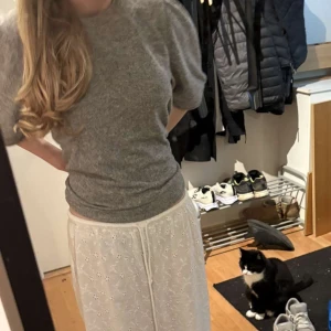 Grå stickad tröja med puffärm - Mysig grå stickad tröja med puffiga trekvartsärmar och rund hals. Tröjan har en lite loose passform och är perfekt för dig som gillar en enkel men ändå trendig look. Passar lika bra till jeans som till kjol. Storlek M-L väldigt sparsam använd. 