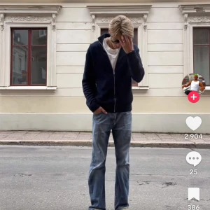 Levi's 507 blå bootcut jeans - Säljer ett par klassiska Levi's 517 jeans i blå denim med bootcut passform. Jeansen har fem fickor, normal midja och snygga slitningar för en cool vintage vibe. Perfekta för dig som gillar en lite vidare siluett nertill och tidlös stil.