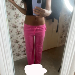 Rosa mjukisbyxor med snörning - Säljer ett par chill rosa mjukisbyxor med bred resår i midjan och snörning framtill. Byxorna har raka ben och två stora fickor fram. Materialet är mjukt och skönt, typ velour, perfekt för att hänga hemma eller dra till kompisar. Kunden står för frakt!!