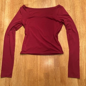Röd långärmad tröja  - Helt ny kommer inte ihåg vart jag köpte den, väldigt skönt material ❤️