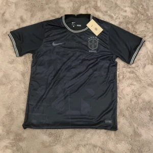2022 Brazil Black Special Edition Jersey - All black brazil tröja 2022 edition. Oanvänd med ettiket✅säljs på grund av fel storlek. Pris kan diskuteras 