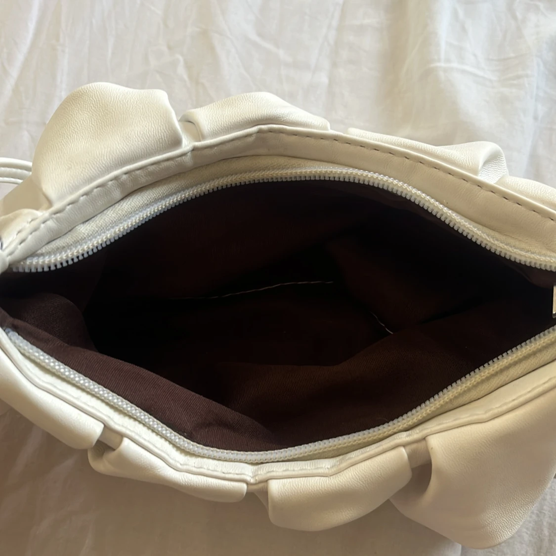 Vit axelväska i skinnimitation - 1