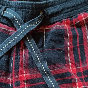 Pyjamasbyxor i flanell bomull - Rutiga pyjamasbyxor i bomull, stl 158/164, passar XS⭐ Tillverkade i bomull. Flanell! Marinblå och röda! 