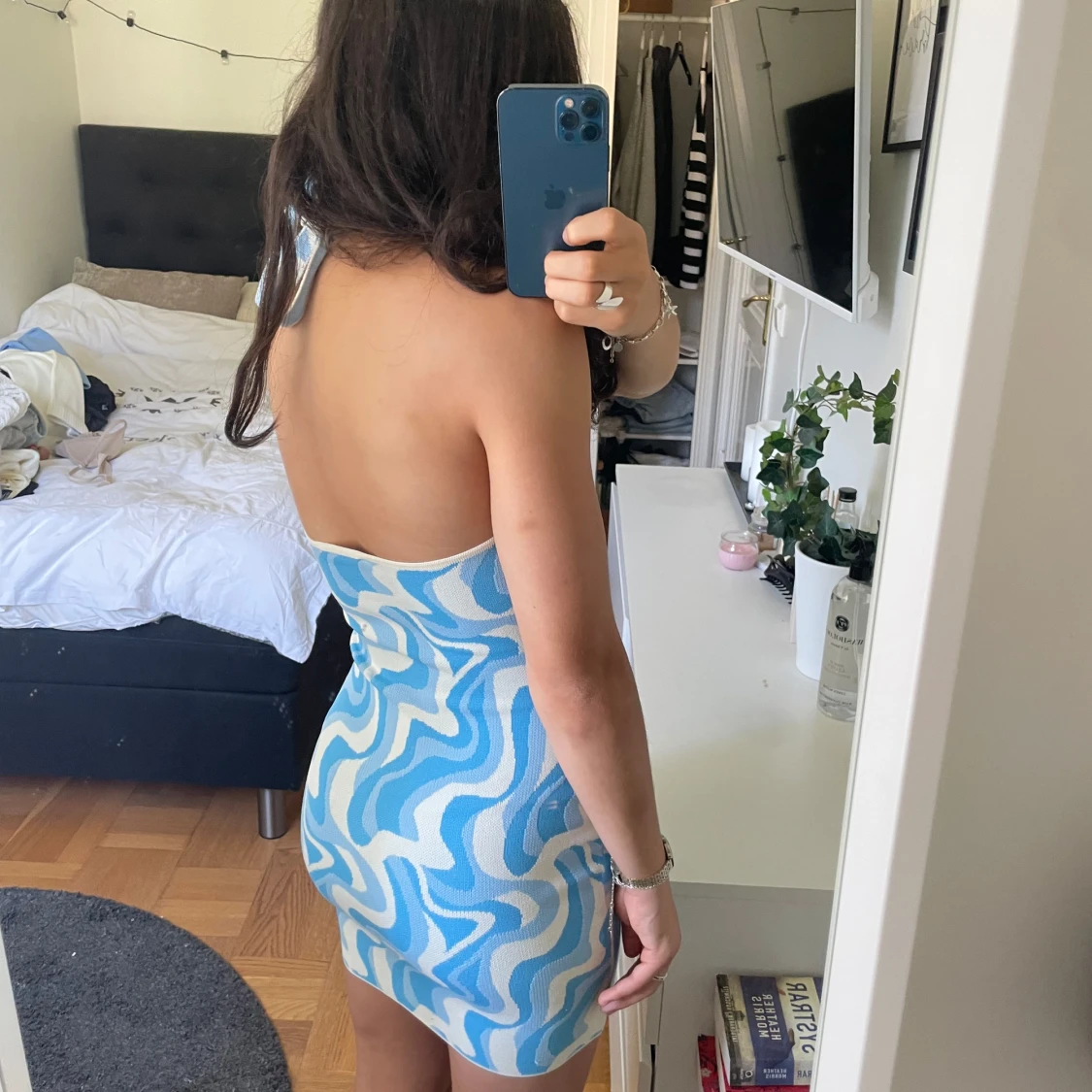 Blå och vit mönstrad klänning Gina Tricot - 1