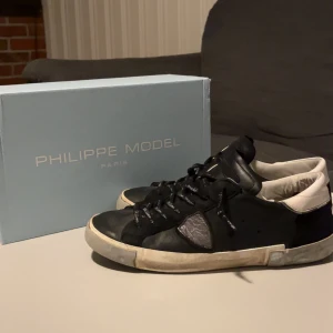 Philippe Model, strl 43 - Säljer nu mina philippe models då jag tänkt köpa ett par nya skor. Skicket är bra, men på insidan syns det lite tydligare att de är använda. Ca 9 månader gamla. Hör av er för mer bilder, etc! Låda medföljer