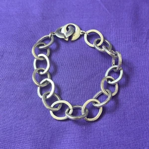 Kedjearmband Pilgrim - En chunky kedja från Pilgrim. Storleken skulle jag bedöma som ca M.  Visst slitage där färgen börjat lossna. Men det är riktogt bra kvalitet som håller länge.