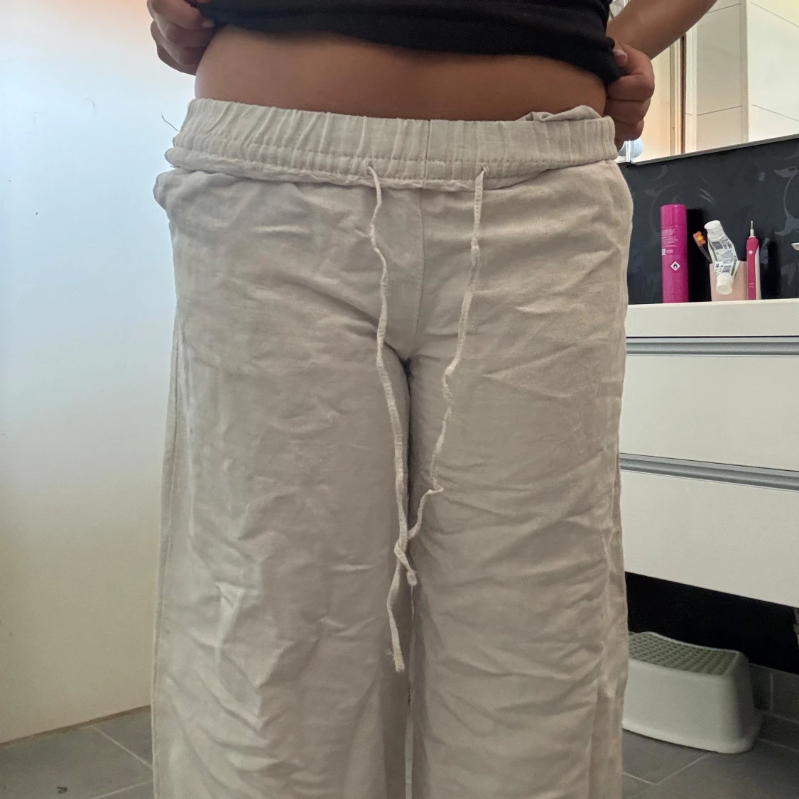 Vita/beige linnebyxor med snörning - 2