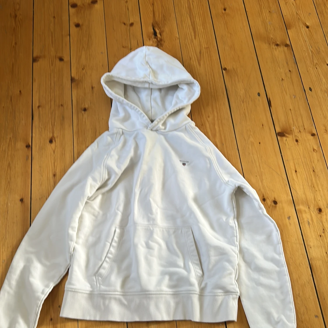 Vit hoodie från GANT med broderad logo