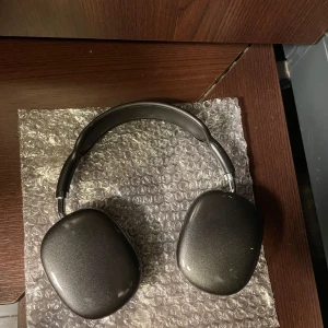 Hörlurar (over-ear) - Enkla hörlurar, me bra ljud även sköna att ha när man tränar som till exempel på gymmet samt bra pris.