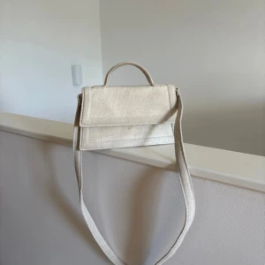 Linne väska  - Super fin linneväska i en ljusbeige färg. 