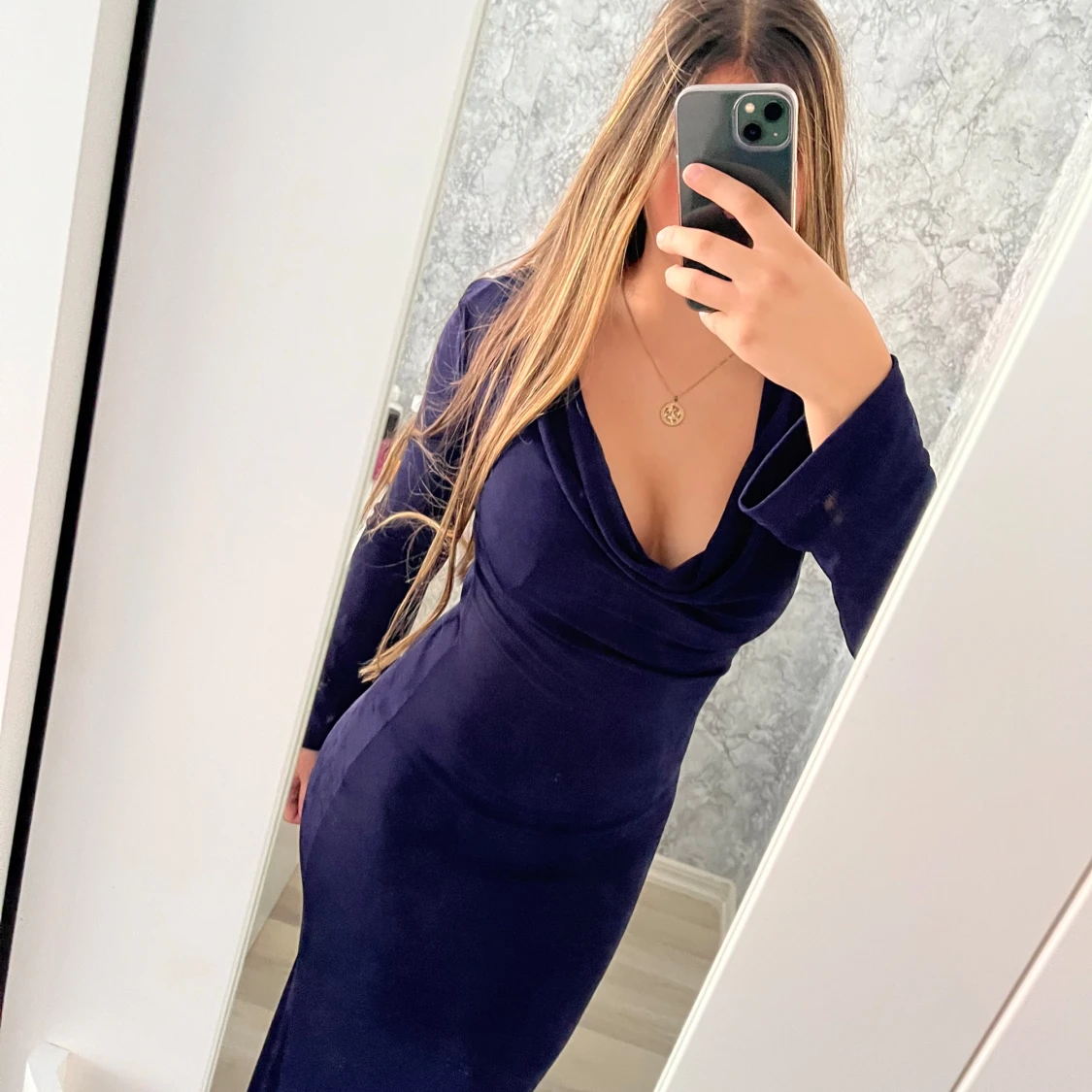 Marinblå långklänning med djup ringning