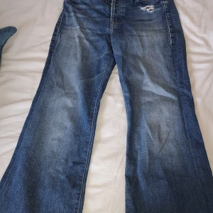 Blå baggy jeans från Mother - Snygga baggy jeans från Mother, klassisk femficksdesign. Har använts en hel del, är lite sliten vid framfickorna, men det är bara en del av designen. Storlek 25 😊😊