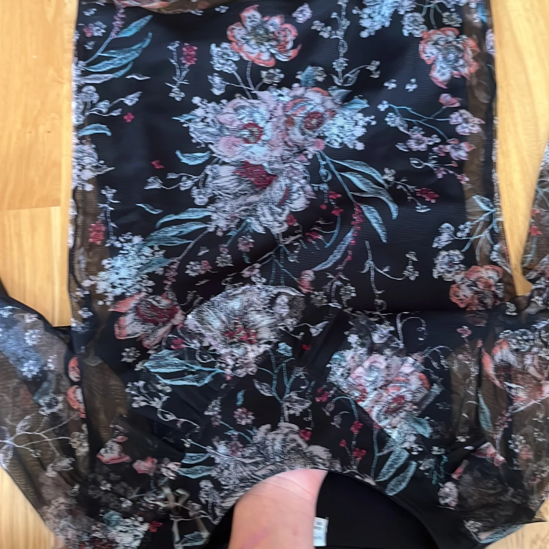 Svart blommig meshblus från Lindex - 2