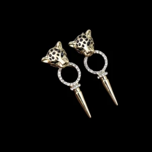 Guldörhängen med leopardhuvud - Unika örhängen i guld med leopardhuvud och svarta prickar. Ringen under huvudet är täckt av glittrande stenar och avslutas med en spetsig detalj. Perfekt för dig som vill sticka ut med djurtema och bling.