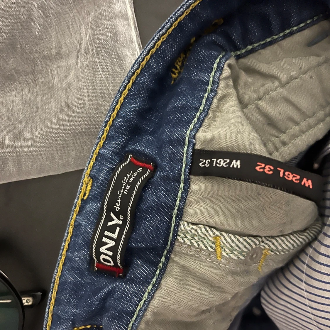 Blå lågmidjade jeans från ONLY  - 3