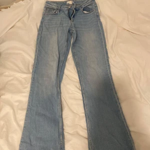 Ljusblå bootcut jeans - Säljer ett par ljusblå jeans med bootcut-modell från gina tricot. Klassisk femficksdesign och normal passform. Perfekta för dig som gillar en avslappnad och tidlös stil. De är lite slitna längst ner. I storlek 158