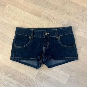 Lågmidjade jeans shorts  - Så snygga lågmidjade jeans shorts som sitter perfekt. Midjemått 37 cm, längd 22 cm,  Köp via köp nu❤️
