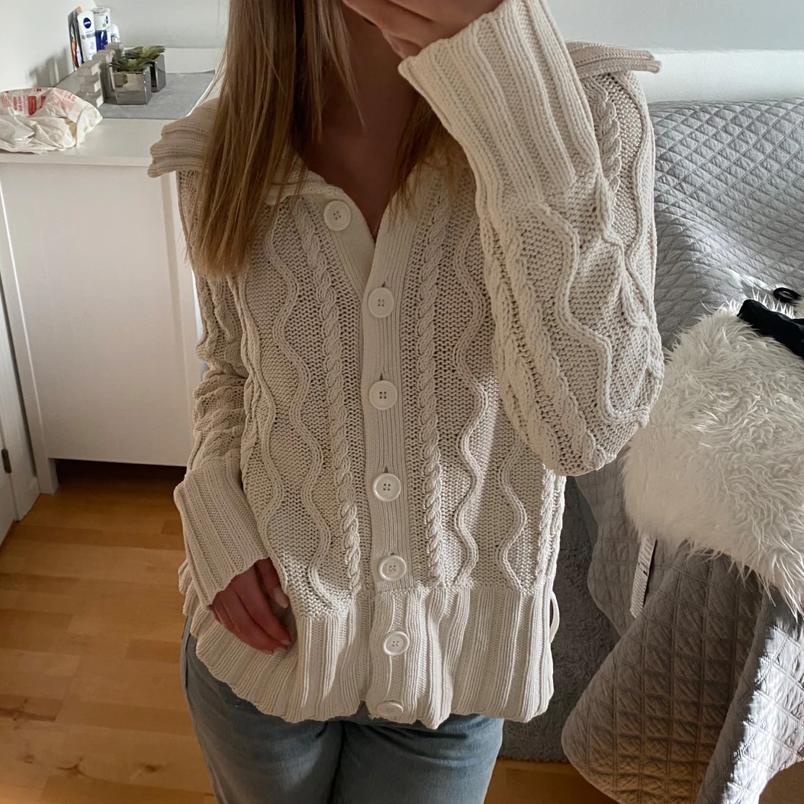 Vit stickad kofta med knappar - 1