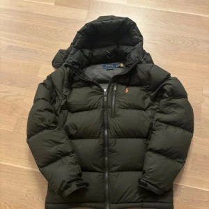 Ralph lauren jacka - Ralph lauren jacka med lite små defekter som knappt syns, priset är ej hugget i Sten!